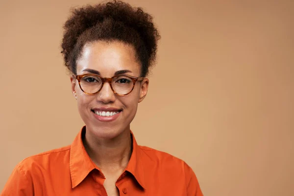 Uśmiechnięty Afro Amerykański Student Noszący Stylowe Okulary Odizolowane Tle Koncepcja — Zdjęcie stockowe