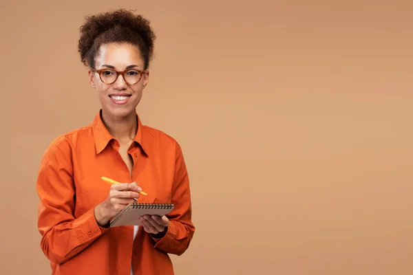 Νεαρή Χαμογελαστή Αφρο Αμερικανίδα Που Φοράει Κομψά Γυαλιά Κρατώντας Σημειώσεις — Φωτογραφία Αρχείου