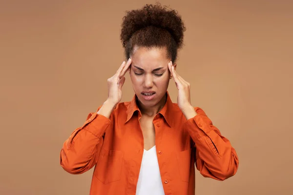 Mujer Afroamericana Cansada Estresada Sosteniendo Cabeza Con Dolor Cabeza Aislado — Foto de Stock