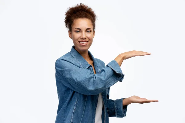 Piękna Uśmiechnięta Afroamerykanka Pokazująca Coś Dłońmi Przestrzeni Odizolowanej Tle Koncepcja — Zdjęcie stockowe