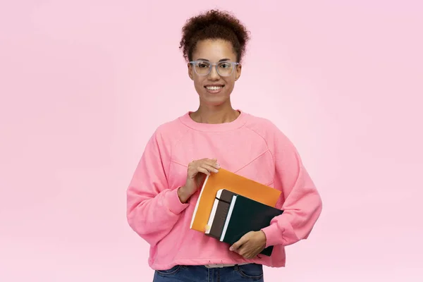 Portret Mądrego Uśmiechniętego Afroamerykanina Okularach Trzymającego Książki Odizolowane Różowym Tle — Zdjęcie stockowe