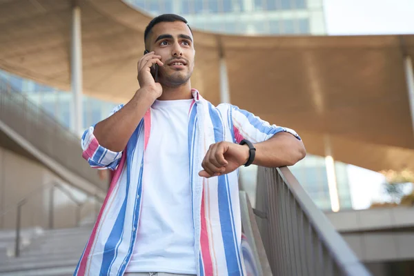 Привабливий Чоловік Близького Сходу Розмовляє Мобільному Телефону Йде Вулиці Технологія — стокове фото