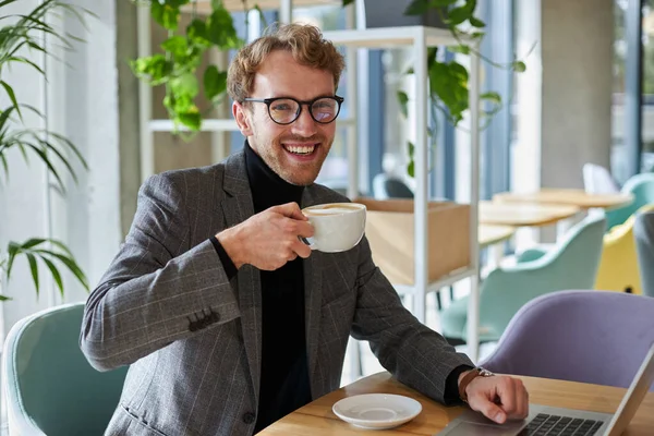 Senyum Menarik Pria Memegang Secangkir Kopi Menatap Kamera Kafe Potret — Stok Foto