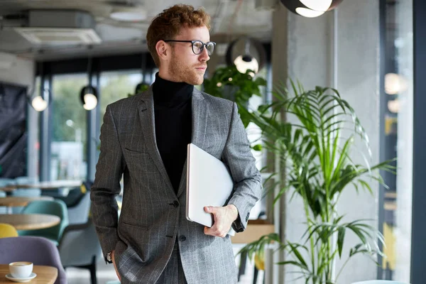 Όμορφος Επιχειρηματίας Φορώντας Κομψό Κοστούμι Και Γυαλιά Κρατώντας Φορητό Υπολογιστή — Φωτογραφία Αρχείου
