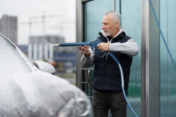 Caucasian Bearded Grey Haired Elderly Man Driver Using Pressurized Water — Stock fotografie