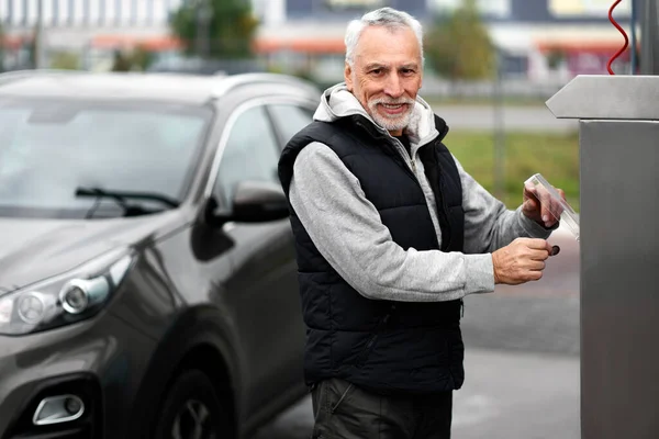 Elderly Man Experienced Driver Smiling Looking Camera While Inserting Coins — Stock fotografie