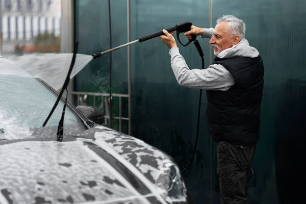 Caucasian Gray Haired Bearded Elderly Active Man Washing His Car — Stock fotografie