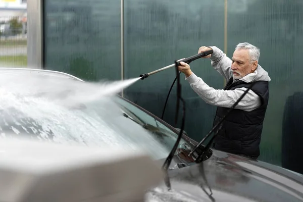 Senior Caucasian White Bearded Man Elderly Active Driver Washing Detergent — Stock fotografie