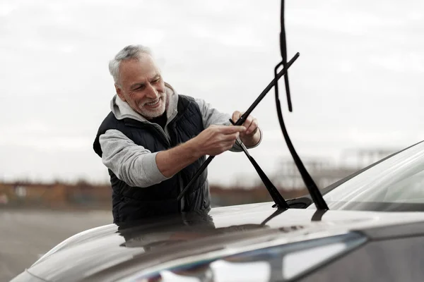 Handsome Smiling Senior Caucasian Man Driver Installing New Windshield Wipers — Stock fotografie