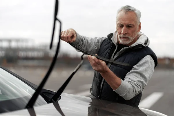 Portrait Senior Man Technician Checking Changing Mounting New Windscreen Wipers — Stock fotografie