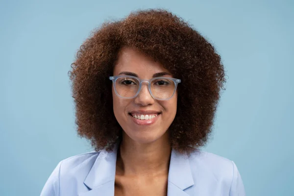 Close Portrait African American Confident Pretty Woman Wearing Stylish Eyeglasses — Fotografia de Stock