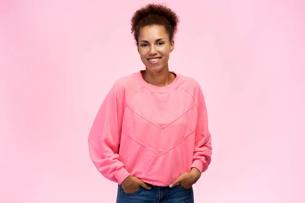 Charming Woman Afro Hair Wearing Pink Sweatshirt Holding Hands Jeans — Stock Photo, Image