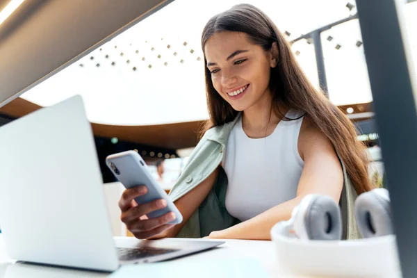 Beautiful Smiling Woman Using Laptop Holding Smartphone Shopping Online Mobile — Stock Photo, Image