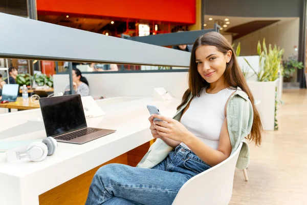 Beautiful Smiling Woman Holding Smartphone Shopping Online Mobile App While — Stock Photo, Image