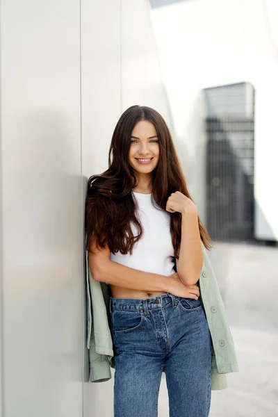 Portrait Smiling Woman Beautiful Long Hair Wearing Jeans Tank Top — Stok fotoğraf