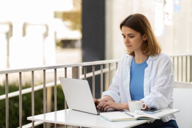 Pahalı metin yazarı iş yerinde oturmuş serbest yazı yazıyor. Üniversite öğrencisi, çevrimiçi eğitim kavramı 