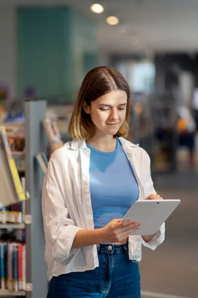 Young Woman Holding Digital Tablet Standing Book Store Searching Online — Stock Photo, Image