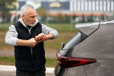Beyaz saçlı, sakallı, deneyimli bir şoför. Arabasını dışarıda, otoparkta elleriyle yıkarken mikrofiber bezi çıkartıyor. Otomobil bakımı ve araba yıkama konsepti