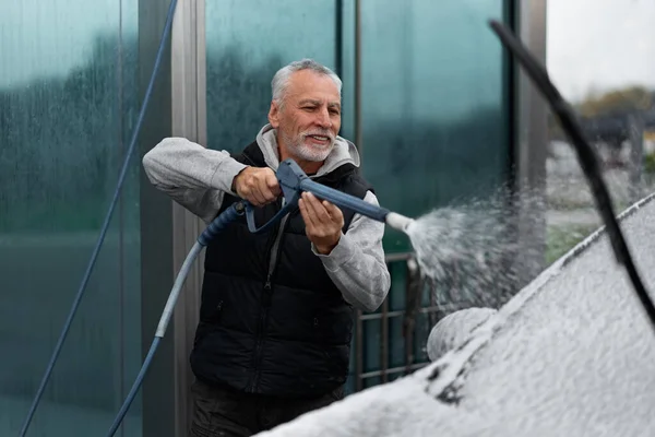 Caucasian Handsome Gray Haired Bearded Senior Man Confident Driver Washing — Stock fotografie