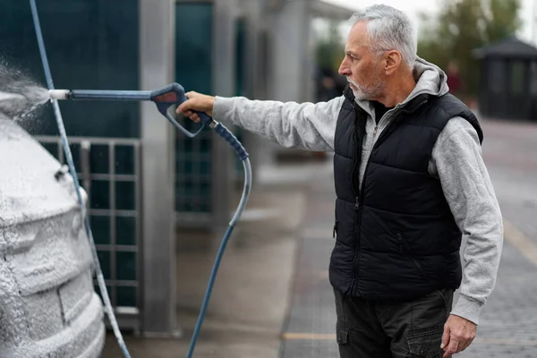 Elderly Man Gray Hoodie Black Jacket Washing His Car Outdoors — Stock fotografie