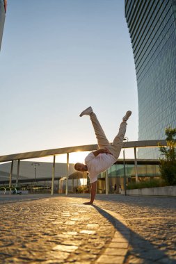 Sokak ortasında ayakta duran break dans yapan genç bir adam. Etkin yaşam tarzı kavramı 