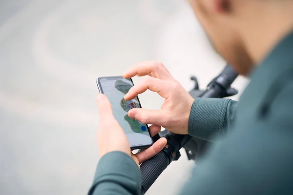 Gehakt Beeld Van Onbekende Man Handen Vegen Mobiele App Tijdens — Stockfoto
