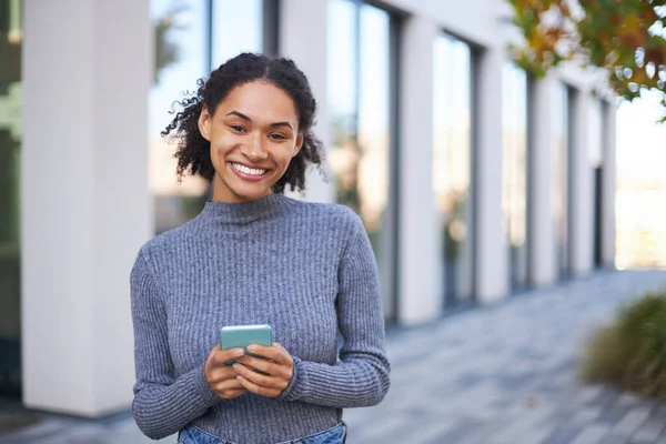Aantrekkelijke Jonge Afro Amerikaanse Vrouw Die Een Mobiele Telefoon Vasthoudt — Stockfoto