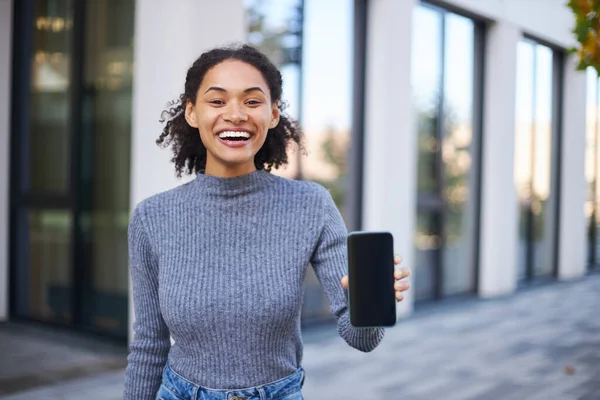 Vrolijk Lachende Afro Amerikaanse Jonge Vrouw Casual Kleding Glimlachend Naar — Stockfoto