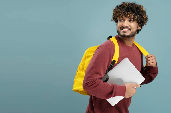Jovem Estudante Indiano Sorridente Com Mochila Amarela Segurando Laptop Olhando — Fotografia de Stock
