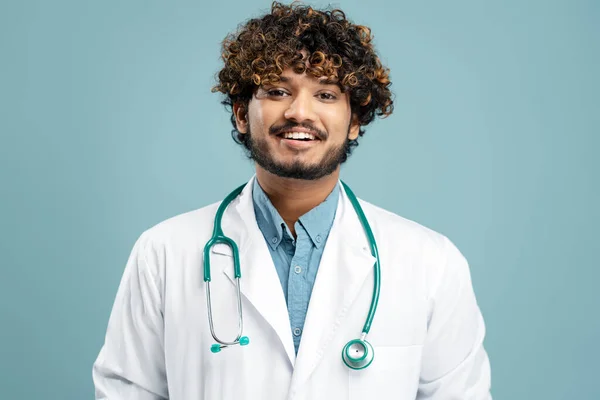 Bonito Médico Indiano Sorridente Com Estetoscópio Vestindo Jaleco Branco Isolado — Fotografia de Stock