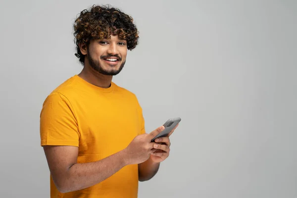 Bonito Sorriso Indiano Homem Segurando Smartphone Usando Aplicativo Móvel Compras — Fotografia de Stock
