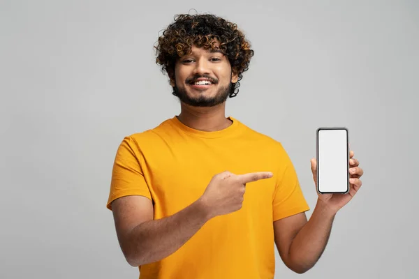 Atraente Sorridente Indiano Homem Segurando Telefone Celular Compras Line Apontando — Fotografia de Stock