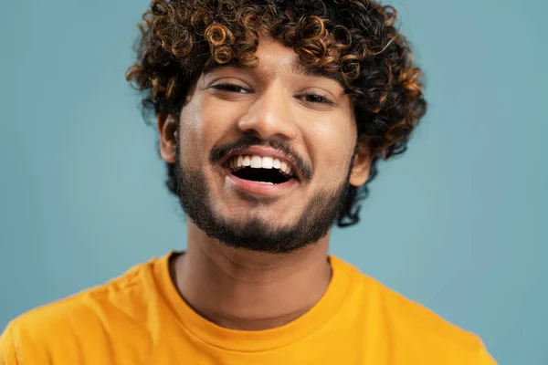 Närbild Porträtt Leende Skäggig Indisk Man Med Naturlig Makeup Ansiktet — Stockfoto