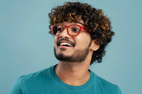 Kırmızı Gözlüklü Kendine Güvenen Hintli Bir Adamın Portresi Mavi Arka — Stok fotoğraf
