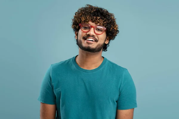 Porträtt Självsäker Leende Indisk Student Bär Grön Shirt Och Snygga — Stockfoto
