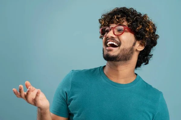 Kırmızı Gözlüklü Genç Duygusal Hintli Bir Adamın Özgün Portresi Gülüyor — Stok fotoğraf