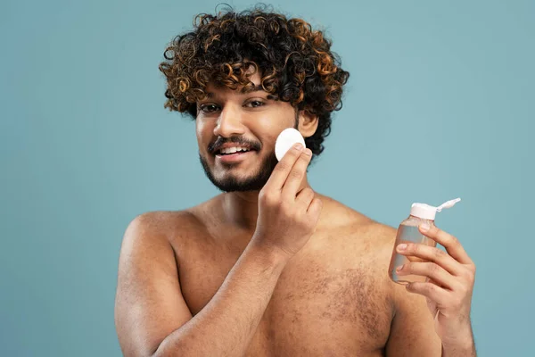 Portrait Attractive Metrosexual Indian Man Removing Makeup Using Cotton Disk — Stok fotoğraf