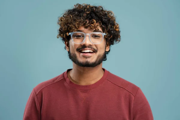 Portrait Attractive Smiling Curly Haired Indian Man Wearing Stylish Eyeglasses — Fotografia de Stock