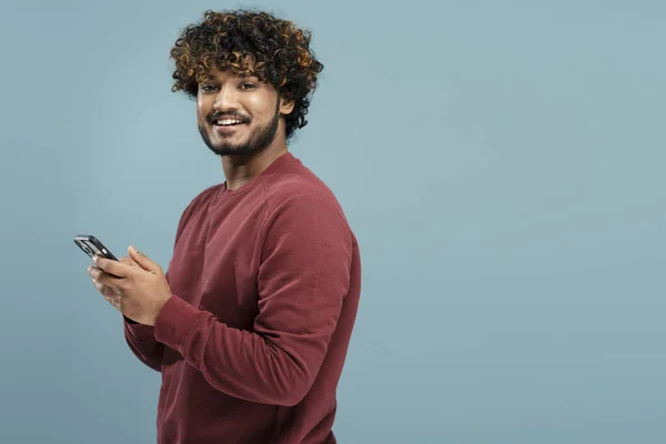 Sorrindo Homem Indiano Segurando Smartphone Usando Aplicativo Móvel Compras Line — Fotografia de Stock