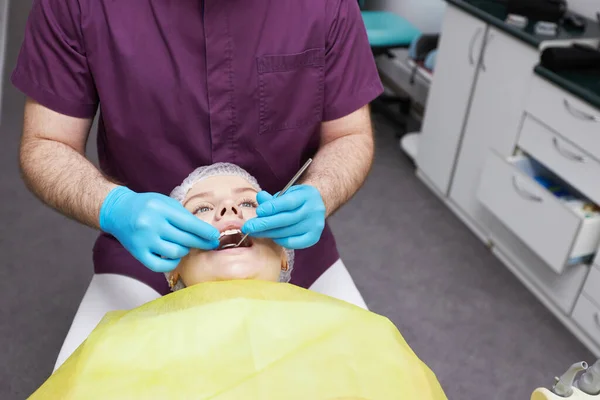 Close Hands Male Dentist Hygienist Using Dental Instruments Oral Care — Stok fotoğraf