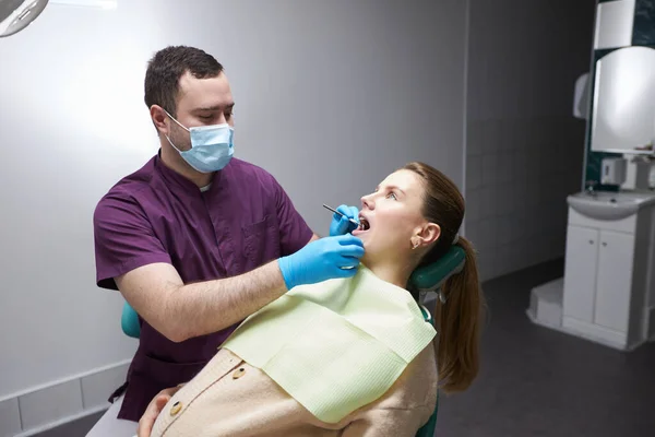 白种人迷人的年轻孕妇 定期到牙科诊所检查 看牙医的病人 牙科学 口腔保健和牙科保健 保健和医药概念 — 图库照片