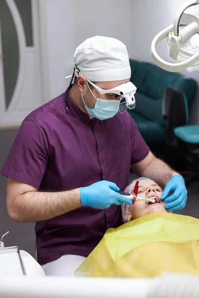 Dentist Sing Lit Dental Curing Light Filling Tooth Dental Treatment — Stok fotoğraf