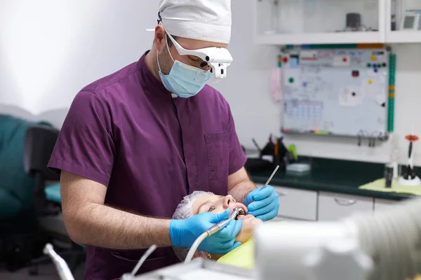 Male Dentist Orthodontist Hygienist Medical Protective Face Mask Uniform Using — Stok fotoğraf