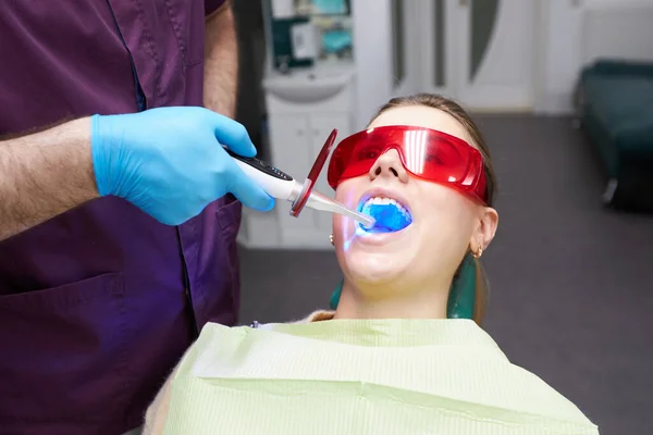 在现代牙科诊所进行牙齿美白的过程中 有张嘴的特写妇女 美容美发牙医 牙科诊所 口腔卫生 大家好消费主义 — 图库照片