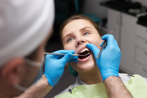 Close Dentist Hands Using Stainless Steel Dental Mirror Checking Female — Fotografia de Stock