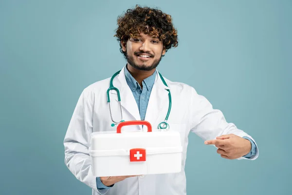 Bonito Confiante Jovem Médico Asiático Médico Casaco Médico Branco Apontando — Fotografia de Stock