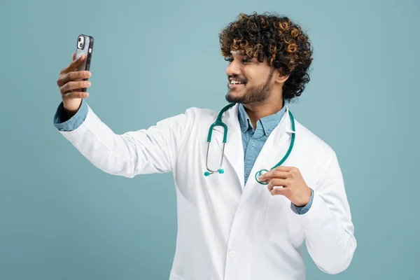 Médico Masculino Hindu Confiante Atraente Vestido Médico Branco Com Estetoscópio — Fotografia de Stock
