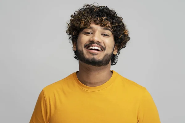 Çekici Rahat Kıvırcık Saçlı Sakallı Hindu Bir Adamın Yakın Plan — Stok fotoğraf