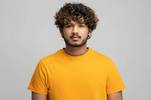 Ung Indisk Lockig Skäggig Man Bär Ljusa Gula Shirt Tittar — Stockfoto