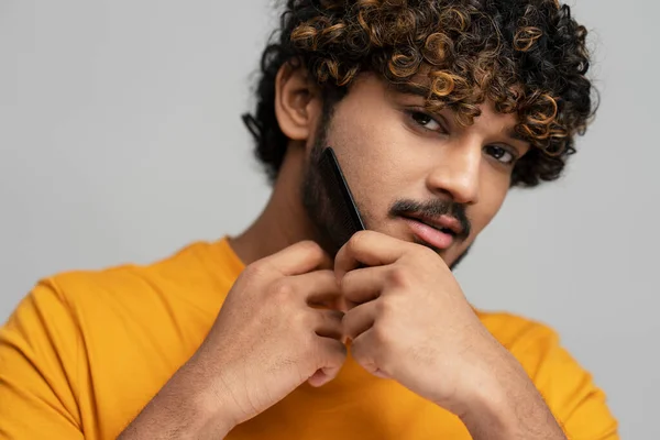 Close Good Looking Indian Man Yellow Shirt Combing Beard Barber — Stok fotoğraf